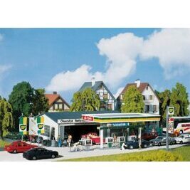 Tankstelle mit Servicegebäude