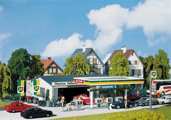 Tankstelle mit Servicegebäude